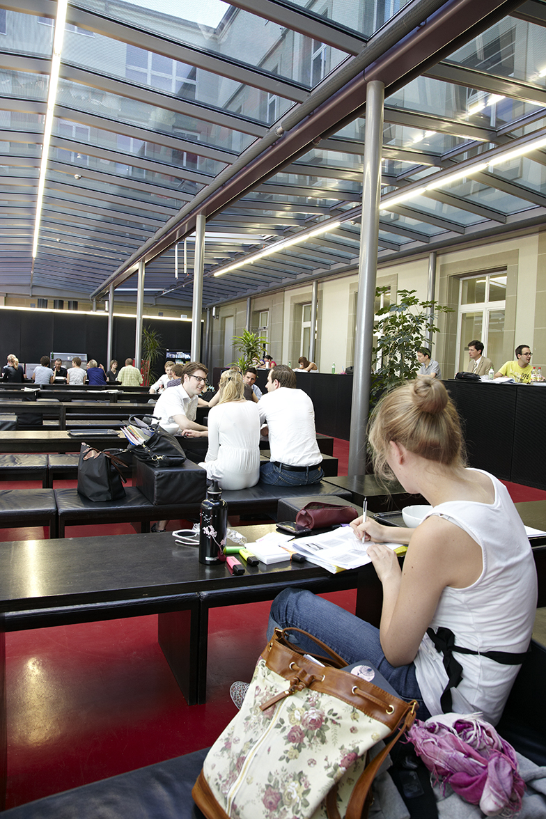 Mensa UniS/Innenansicht/Studenten am Essen/Glasdach