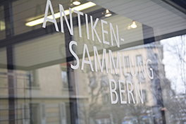 Hallerstrasse/Aussenansicht/Antiken Sammlung/Schriftzug auf Scheibe
