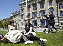 Hauptgebäude/Campus/Studentinnen sitzen auf Gras/Sommer