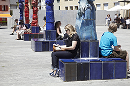 Uni Tobler/Campus/Studenten sitzen auf Vorplatz/Sommer