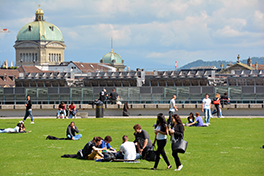 Grosse Schanze/Campus/Bundeshaus/Studenten sitzen auf Gras/Frühling