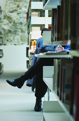 Juristische Bibliothek/Innenansicht/Studium/Student am Lernen