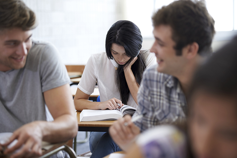 Studium/Studenten sitzen an Tischen/Lesen
