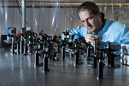 Forschung/Techniker/Elektronik/Mann untersucht Laser