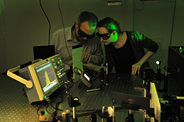 forschung/Techniker/Bildschirm/Team/Schutzbrille/dunkler Raum