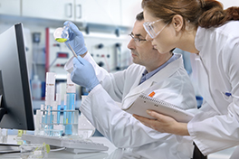 Forschung/Labor/Glas/Team analysiert Substanz/Schutzbrille