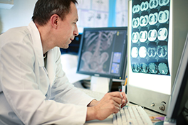 Forschung/Arzt kontrolliert Röntgenbilder/Scan/MRI