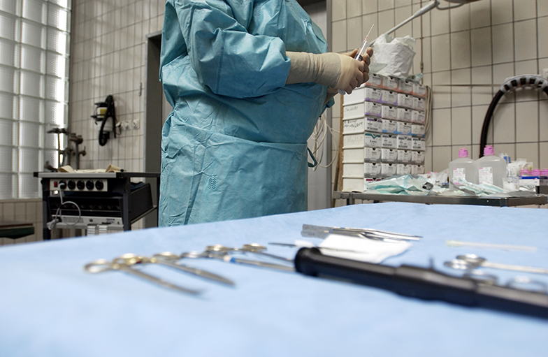 Forschung/Tierspital/Operationsbesteck auf Tisch/Arzt