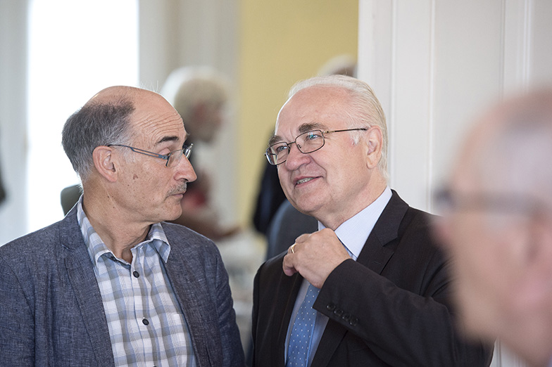 Anlass/Alumni Event/zwei ältere Herren im Gespräch