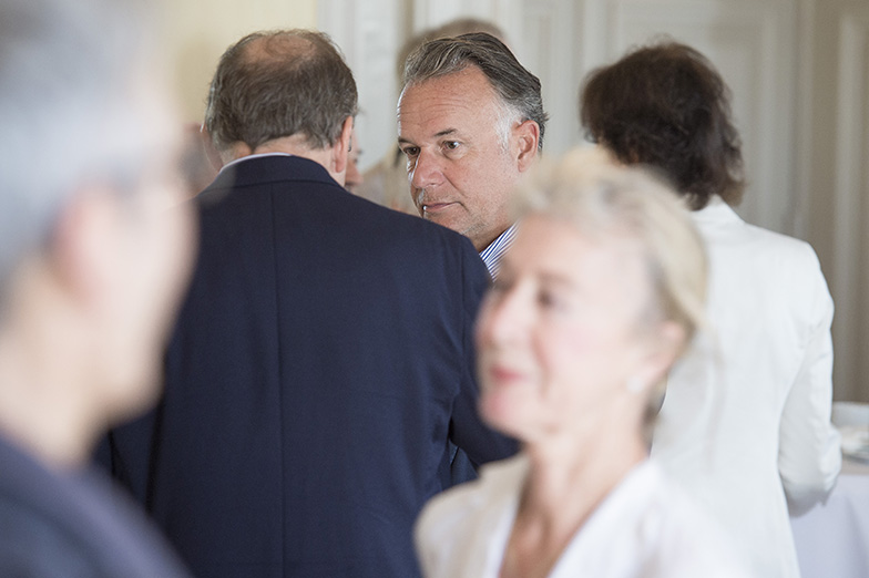Anlass/Alumni Event/Gruppe von Menschen im Gespräch/älterer Herr im Fokus