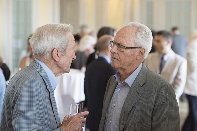 Anlass/Alumni Event/Gruppe von Menschen im Gespräch/älterere Herren im Fokus