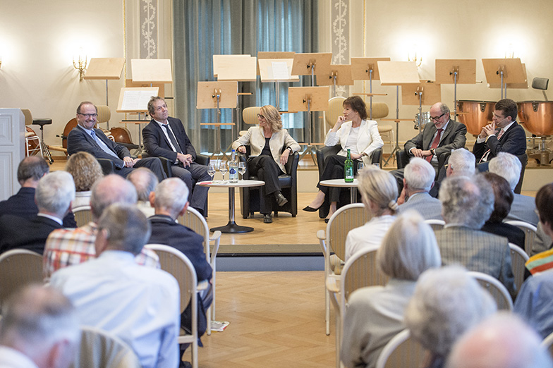 Anlass/Alumni Event/Hörsaal/Speaker auf Bühne im Gespräch/Publikum von hinten