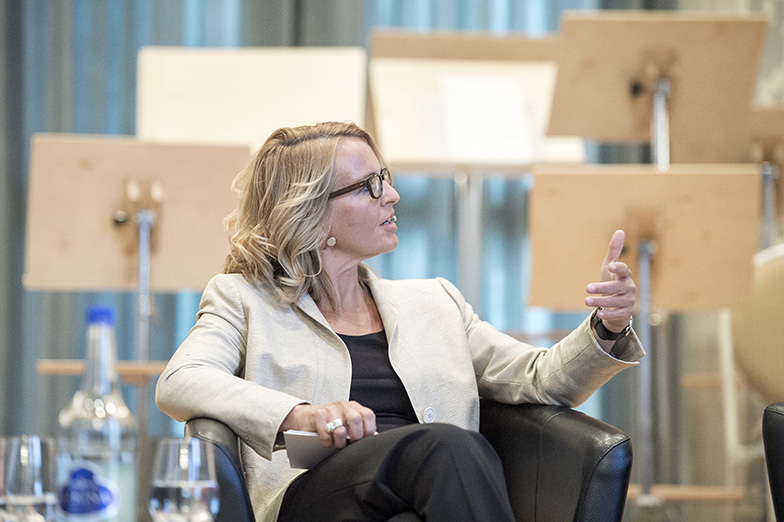 Anlass/Alumni Event/Hörsaal/Referentin auf Bühne im Gespräch