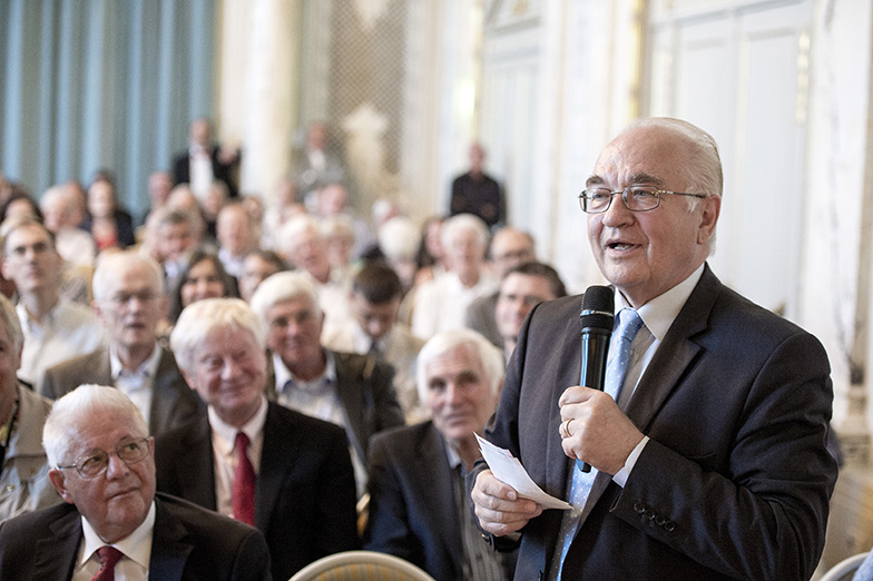 Anlass/Alumni Event/Hörsaal/Publikum/älterer Mann stellt Frage mit Mikrofon