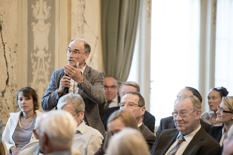 Anlass/Alumni Event/Hörsaal/Publikum/älterer Mann stellt Frage mit Mikrofon