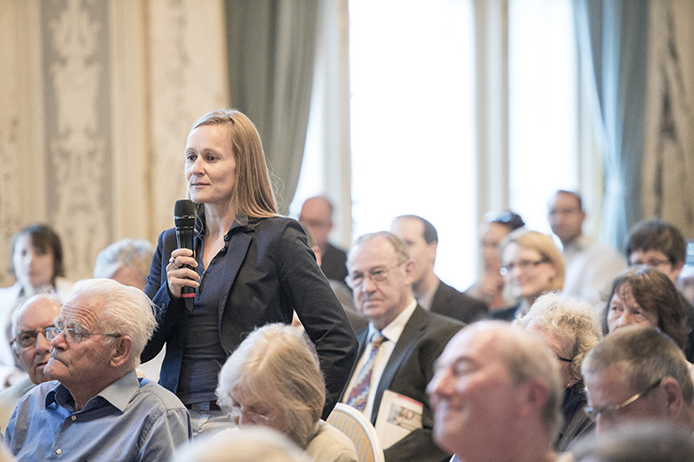 Anlass/Alumni Event/Hörsaal/Publikum/junge Frau stellt Frage mit Mikrofon