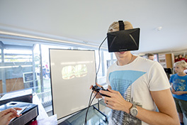 Anlass/Lange Nacht der Forschung/junger Mann mit 3D Brille vor Screen/Kontroller in den Händen/Experiment