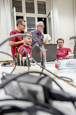 Anlass/Lange Nacht der Forschung/Team an Laptop/Experiment