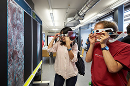 Anlass/Lange Nacht der Forschung/junges Paar mit 3 Brille vor Poster/Experiment