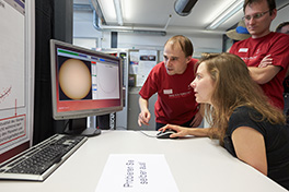 Anlass/Lange Nacht der Forschung/Team mit Besucherin vor Bildschirm/Experiment