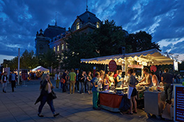 Anlass/Lange Nacht der Forschung/Besucher vor Essstand/Hauptgebäude beleuchtet/Nacht