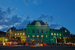 Anlass/Lange Nacht der Forschung/Besucher/Hauptgebäude beleuchtet/Nacht