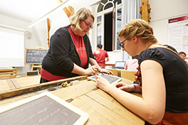 Anlass/Lange Nacht der Forschung/Besucherin an Schreibtafel/Experiment