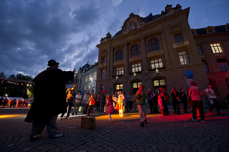 Anlass/Lange Nacht der Forschung/Hauptgebäude beleuchtet/Band/Menschen/Nacht