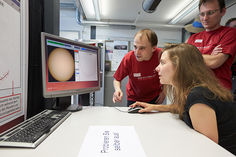 Anlass/Lange Nacht der Forschung/Team mit Besucherin vor Bildschirm/Experiment