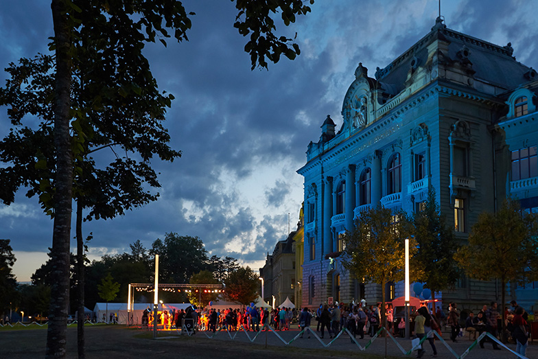 Anlass/Lange Nacht der Forschung/Besucher/Hauptgebäude beleuchtet/Nacht