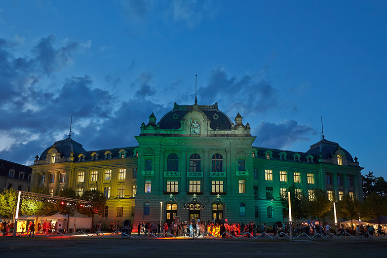 Anlass/Lange Nacht der Forschung/Besucher/Hauptgebäude beleuchtet/Nacht